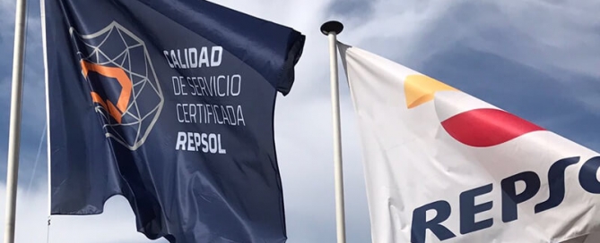 Bandera con la que Repsol destaca la excelencia en el servicio de sus gasolineras