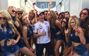 Las azafatas Red Bull visitan nuestras gasolineras durante el Gran Premio de la Comunidad